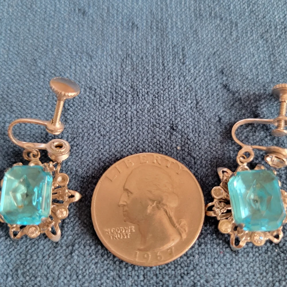Lovely Vintage Screw-Back Earrings ~ Aquamarine Color ~ Very Pretty!